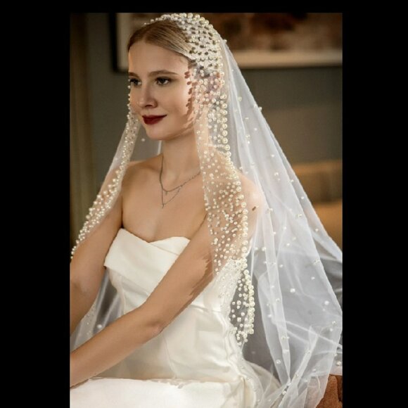 NWOT White Cathedral Tulle Veil with Scattered Faux Pearls main image 5